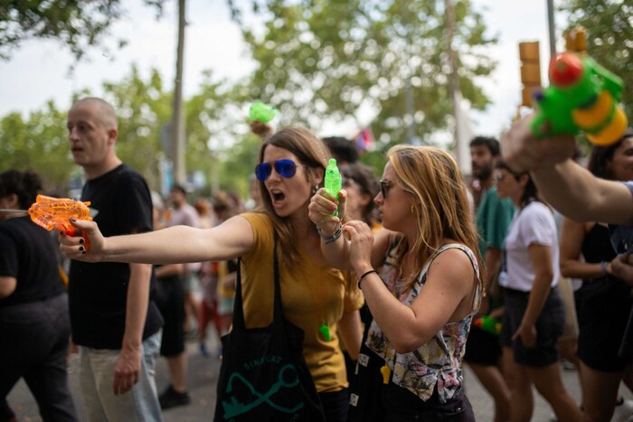 Mit bunten Spritzpistolen gegen Touristen 
