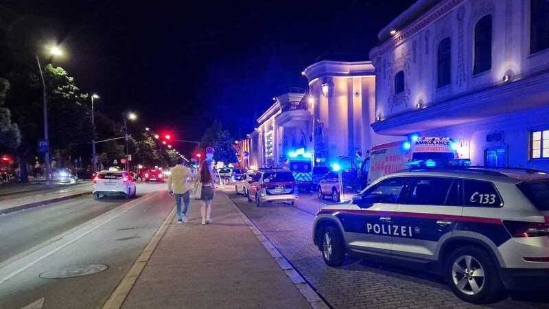 Der Polizeieinsatz am Praterstern (Bild: Kronen Zeitung/Steinkogler)