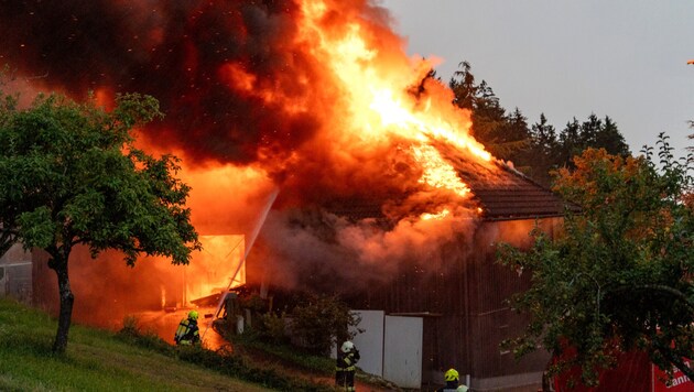 The house in Herzogsdorf burned to the ground. (Bild: TEAM FOTOKERSCHI / MARTIN SCHARINGER)