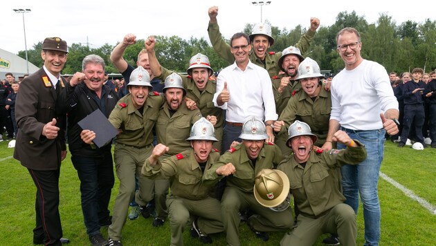 The jubilation at the Düns fire department knew no bounds. (Bild: Land Vorarlberg/Mathis Fotografie)