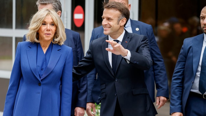 Emmanuel Macron (mit Ehefrau Brigitte vor der Stimmabgabe in Le Touquet) ist mit einem blauen ...