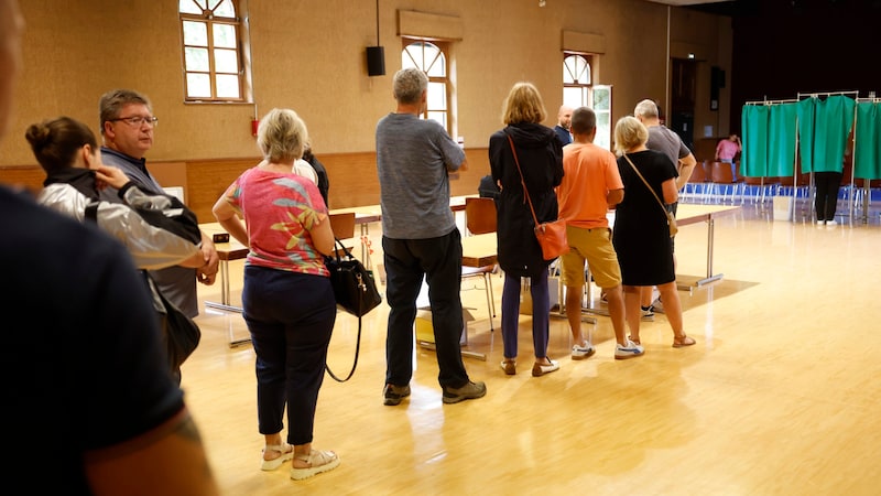 Menschen in ganz Frankreich – hier Dinsheim-sur-Bruche – strömten in die Wahllokale. (Bild: AP ( via APA) Austria Presse Agentur/Jean-Francois Badias)