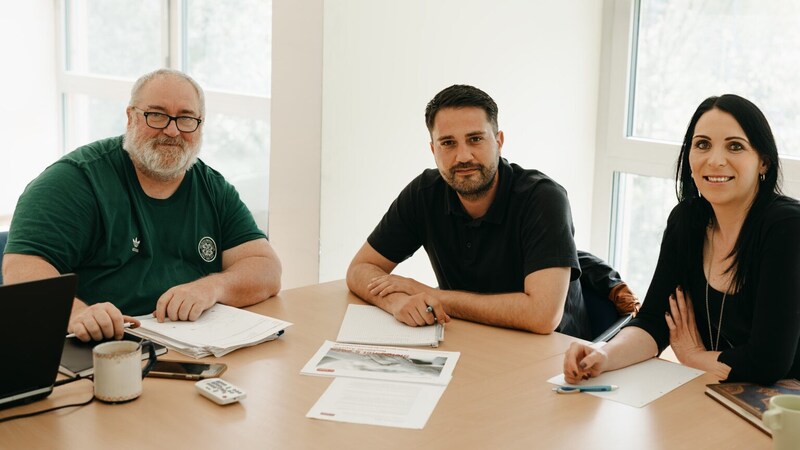 From the left: Herbert Janusch, Elvir Kujovic and Kerstin Memisevic developed the Restart program. (Bild: APA/Die Büdlmocharei/Hübler)