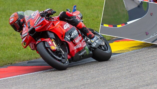 Francesco Bagnaia (li.) gewinnt, Jorge Martin stürzt. (Bild: AFP/Radek Mica, Screenshot ServusTV)