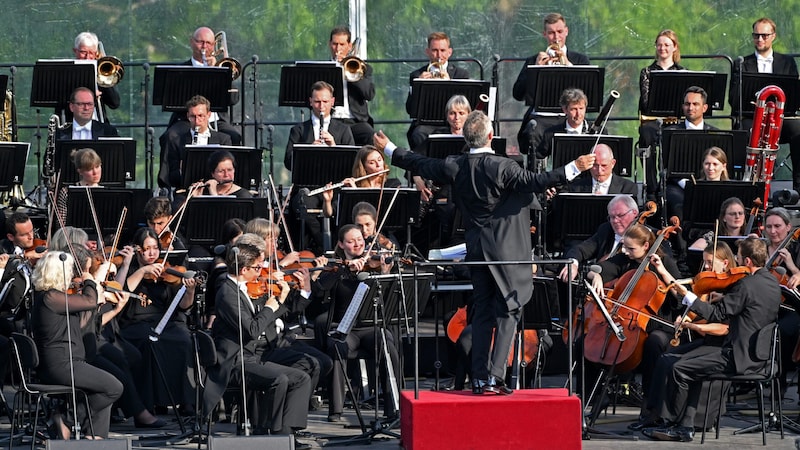 Das Bruckner Orchester beim Open-Air-Konzert im Salzkammergut (Bild: Rudi Gigler)