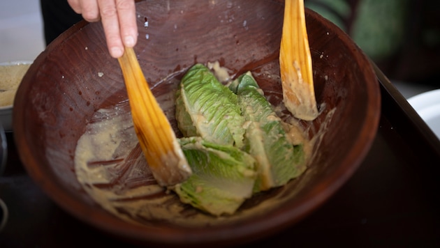 Little did anyone know that the Caesar salad was invented in Tijuana in 1924 and is now being celebrated there in a big way. (Bild: AP ( via APA) Austria Presse Agentur/Gregory Bull)