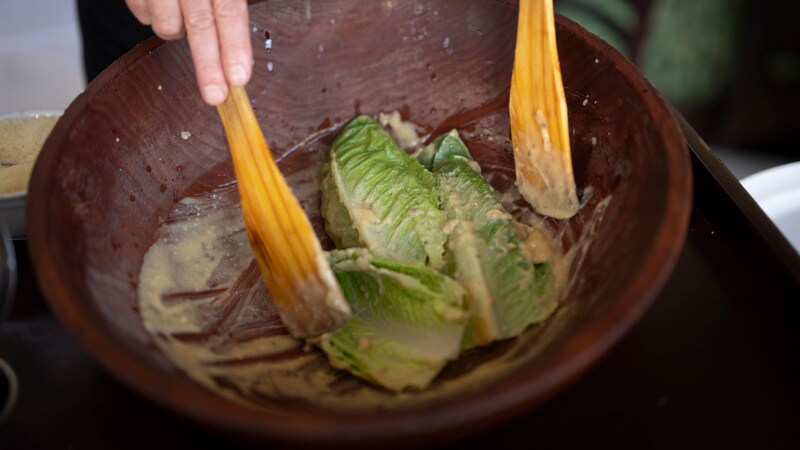 At Caeser's Restaurant, the salad has always been ... (Bild: AP ( via APA) Austria Presse Agentur/Gregory Bull)