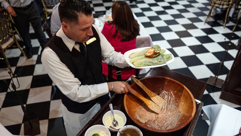 ... mixed together in a large wooden bowl. (Bild: APA/Guillermo Arias / AFP)