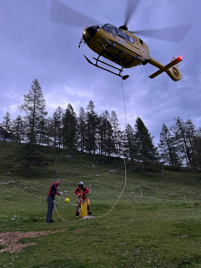 Hava kurtarma ekipleri 90 metrelik halatla (Bild: Bergrettung Ramsau am Dachstein)