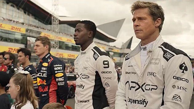 Brad Pitt versenyruhában az F1 című film első teaser trailerében. (Bild: Apple TV)