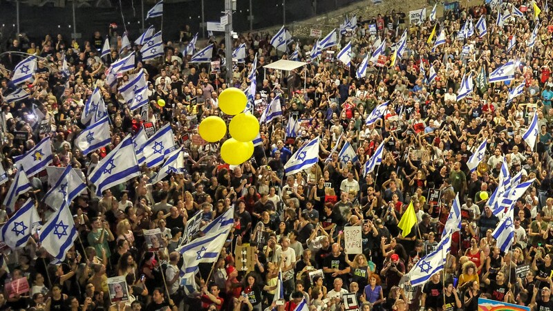 Massenprotest für Geiseldeal und gegen die Regierung in Tel Aviv (Bild: AFP/Jack Guez)