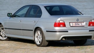 Der Autohändler wurde nicht nur um viel Geld gebracht, mittlerweile fehlt vom BMW (Symbolbild) ...