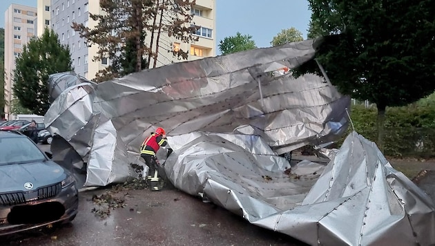 Urfahrban egy tető nagy részét elsodorta a szél. Csodálatos módon senki sem sérült meg. (Bild: FF Pöstlngberg)