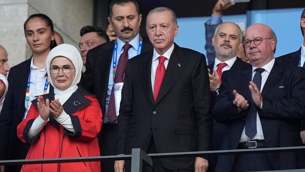 Recep Tayyip Erdogan (Mitte) übt harte Kritik an der UEFA. (Bild: Copyright 2024 The Associated Press. All rights reserved)