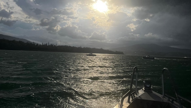 During storms, the waves on the lakes can quickly reach a meter high. On Lake Mondsee (pictured), the emergency services warned people to leave the water from a boat. (Bild: Österreichische Wasserrettung, Landesverband Salzburg)