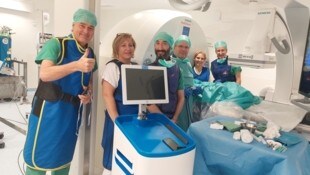 Unter der Leitung von Primarius Herbert Ringhofer (4. v. li.) gelang dem Ärzteteam in Oberwart ...