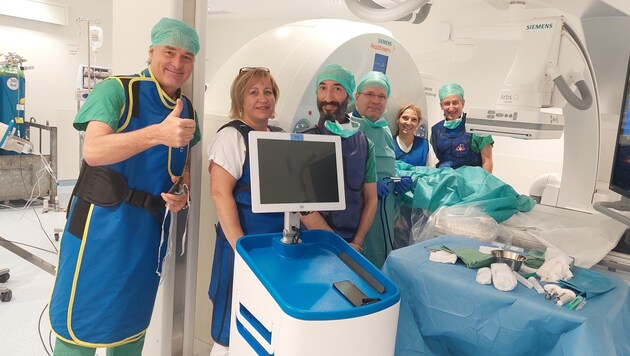 Under the direction of primary surgeon Herbert Ringhofer (4th from left), the medical team in Oberwart performed the successful operation. (Bild: zVg)