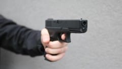 Der 17-jährige Freund „entsorgte“ die Waffe. (Bild: Scharinger Daniel)