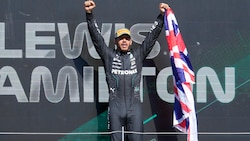 Lewis Hamilton gewinnt in Silverstone. (Bild: AP/Luca Bruno)