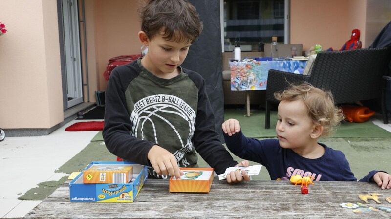 Brother Tobias also supports his two-year-old sister as best he can. (Bild: Tschepp Markus)