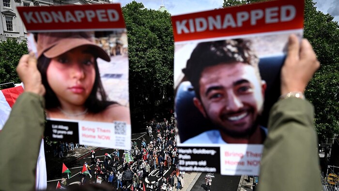 Israelis bei einer Kundgebung für die verschleppten Geiseln (Archivbild)