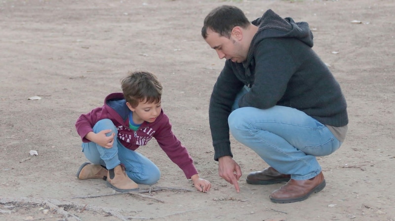 Tal und sein Sohn Naveh sind ein Herz und eine Seele, der Papa fehlt natürlich sehr. (Bild: zVg)