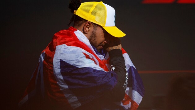 Lewis Hamilton was overcome with emotion on the podium. (Bild: APA/AFP/BENJAMIN CREMEL)