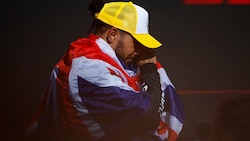 Lewis Hamilton wurde am Siegerpodest von seinen Gefühlen übermannt. (Bild: APA/AFP/BENJAMIN CREMEL)