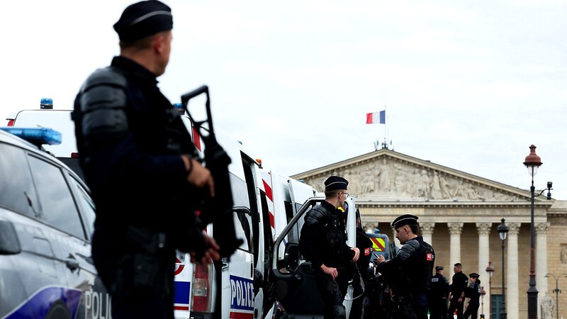 Um auf alle Eventualitäten vorbereitet zu sein, wurden die Sicherheitsvorkehrungen in Paris enorm verstärkt. (Bild: AFP/ALAIN JOCARD)