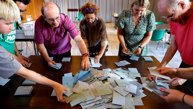 High tension in France after the polling stations close (Bild: APA/AP)