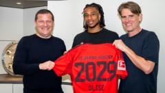 Max Eberl, Michael Olise und Christoph Freund (Bild: fcbayern.com)