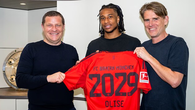 Max Eberl, Michael Olise and Christoph Freund (Bild: fcbayern.com)