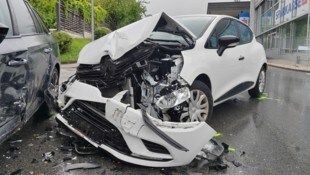 Einer der beiden schwer beschädigten Pkw.