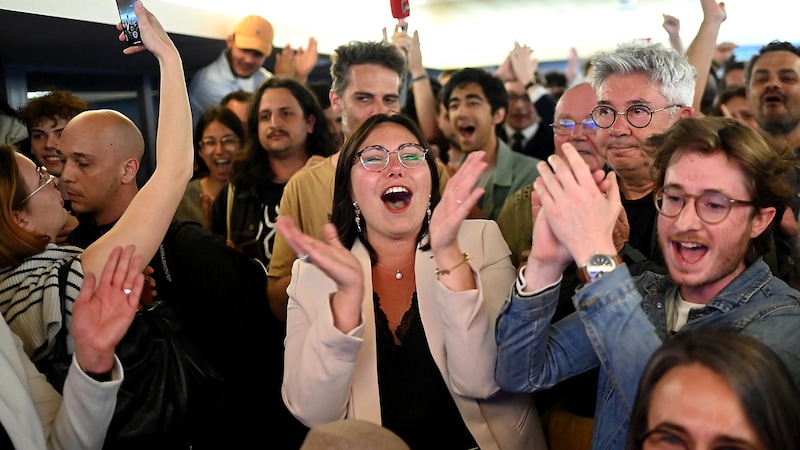 Jubiláló hangulat a baloldali táborban (Bild: APA/AFP/Sebastien SALOM-GOMIS)