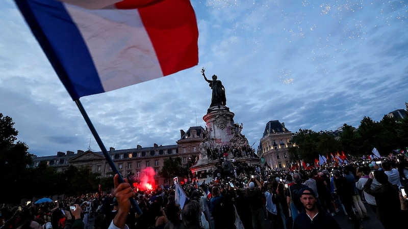 Sok francia állampolgár az utcára vonult, hogy megünnepelje a megakadályozott jobbra tolódást. (Bild: APA/AFP/Emmanuel Dunand)