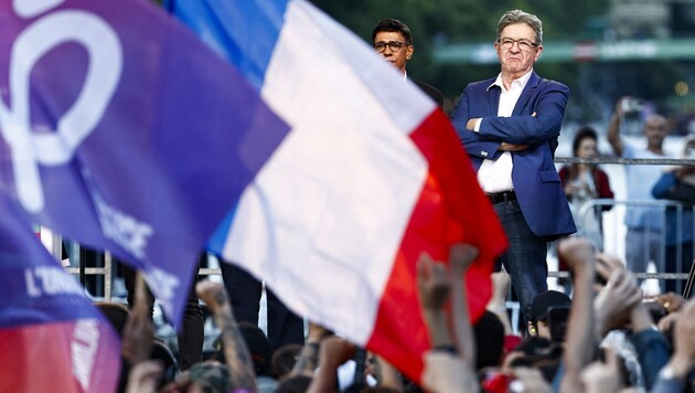 Jean-Luc Mélenchon (sağda) ve Younous Omarjee (Bild: AFP )