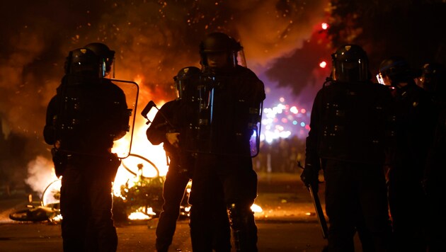 There were serious riots and clashes at rallies in Paris and other cities on election night. (Bild: AP)