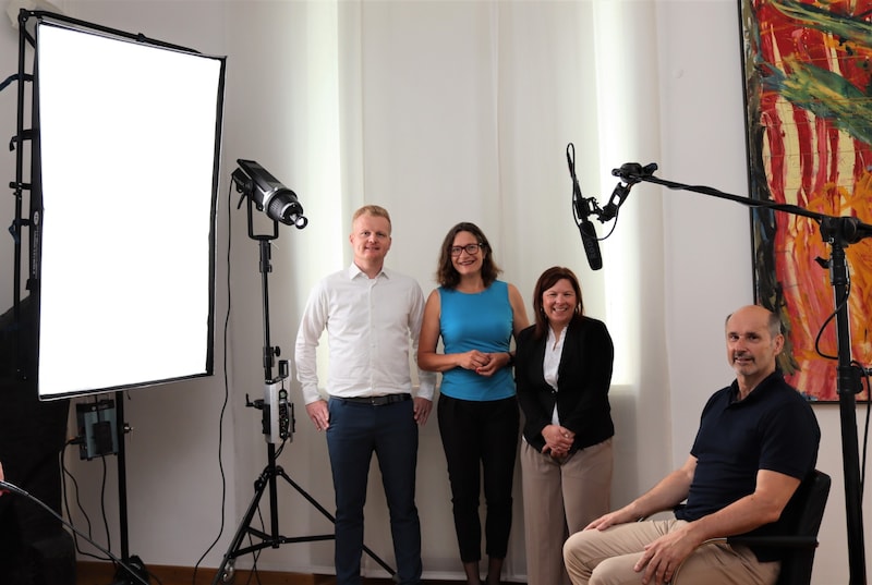 Johannes Maunz and Keri Tomsic from the digital reality tech company "Hexagon" interviewed City Councillor Constance Mochar and Günter Koren, Head of Surveying and Geoinformation. (Bild: StadtKommunikation)