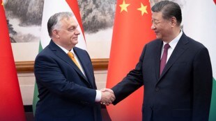 Ungarns Präsident Viktor Orban (links) schüttelt dem chinesischen Präsidenten Xi Jinping ...