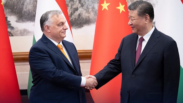 Macaristan Cumhurbaşkanı Viktor Orban (solda) Pekin'de Çin Devlet Başkanı Xi Jinping (sağda) ile el sıkışıyor. (Bild: APA/AFP/X ACCOUNT OF HUNGARY‘S PRIME)