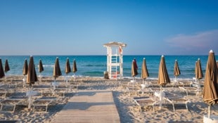 Die Proteste der Strandpächter sollen für geschlossene Schirme und verwaiste Liegen sorgen. (Bild: Steffen - stock.adobe.com)