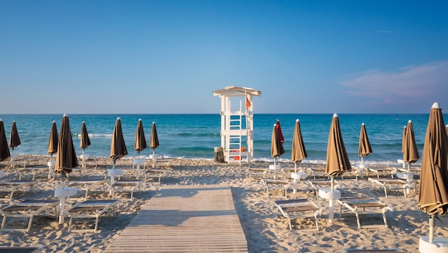 The protests by beach leaseholders are expected to result in closed umbrellas and orphaned sunbeds. (Bild: Steffen - stock.adobe.com)