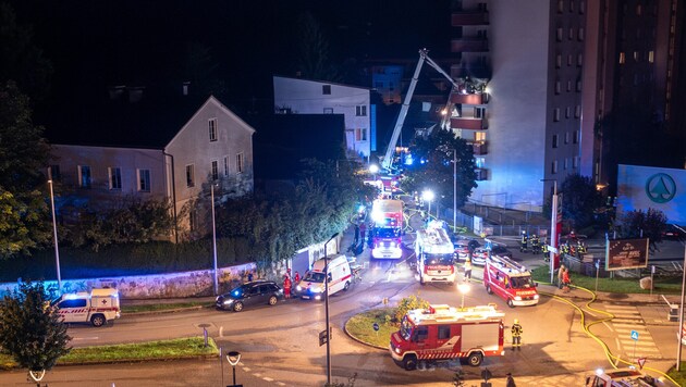 Der Großeinsatz dauerte bis zum Vormittag an (Bild: TEAM FOTOKERSCHI.AT / KALTENLEITNER)