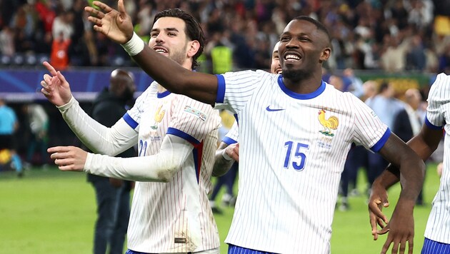 Marcus Thuram (right) is relieved after the election result. (Bild: FRANCK FIFE)