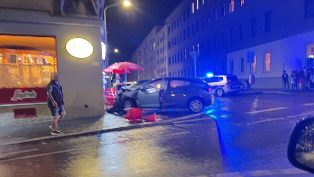 The car was badly damaged in the accident. (Bild: Leserreporter/„Krone“-Leserreporter, Krone KREATIV)