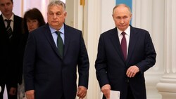 Der russische Präsident Wladimir Putin und der ungarische Ministerpräsident Viktor Orban betreten einen Saal, um sich nach ihren Gesprächen am Freitag einer gemeinsamen Pressekonferenz zu stellen. (Bild: ASSOCIATED PRESS)