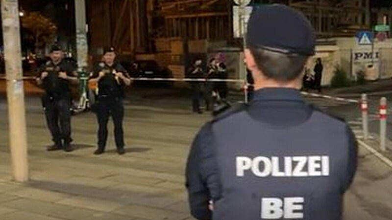 The Vienna police were on the scene with a large contingent. (Bild: Krone TV)