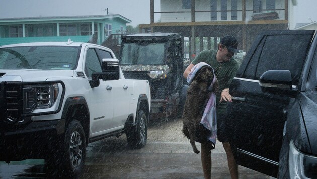 Heves esőzések Texas partjainál (Bild: AP/Houston Chronicle/Jon Shapley)