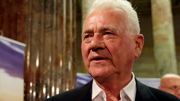 Frank Stronachnak bíróság elé kell állnia a visszaélések vádja miatt. (Bild: APA/AP)