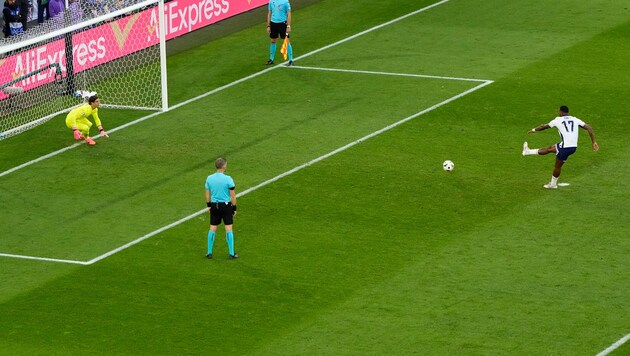 Ivan Toney bei seinem Elfmeter gegen Schweiz-Goalie Yann Sommer (Bild: AP)